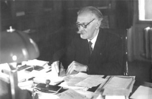 Der Physiker Paul Langevin in seinem Büro an der Ecole municipale de Physique et de Chimie Industrielles