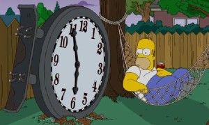 Der Philosoph Homer Simpson beobachtet die Zeit