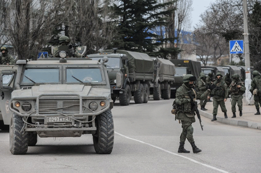 Irreguläre russische Kombattanten auf der Krim - Credit: AP